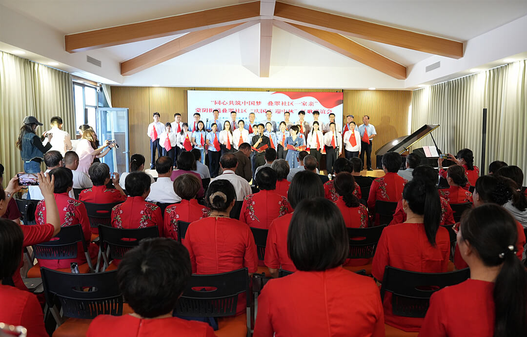 蒙阴县蒙阴街道叠翠社区举办“庆国庆·迎中秋”红歌联唱联谊会